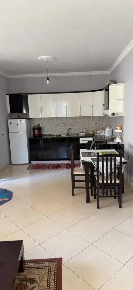 Tirane, jepet me qera apartament 3+1 Kati 2, 100 m² 400 € (Selitë)