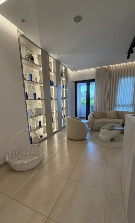Tirane, jepet me qera ambjent biznesi Kati 3, 100 m² 1.000 € (Rruga e Kavajës)