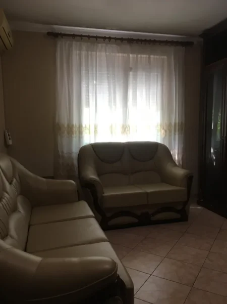 Tirane, jepet me qera apartament 2+1, Kati 4, 70m² 60.000 leke (Shkolla E Baletit, Xhamia Tabakeve)