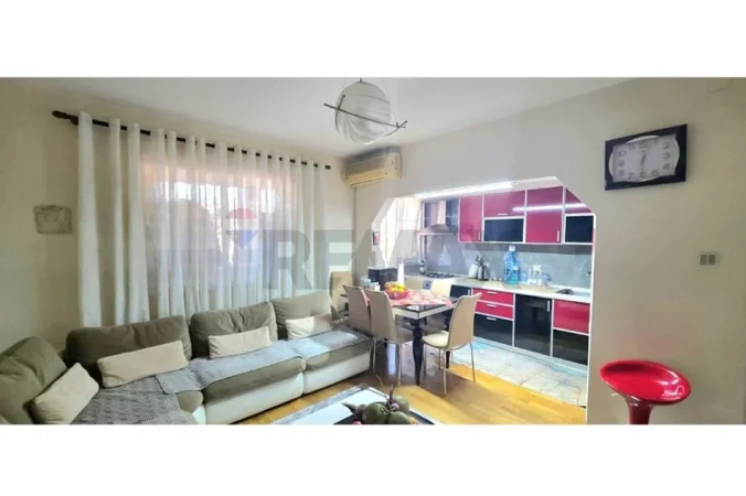 Shitet Apartament 1+1 në Kombinat