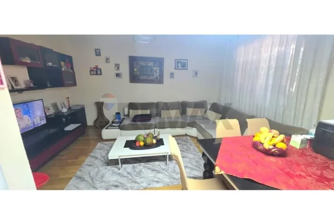Shitet Apartament 1+1 në Kombinat