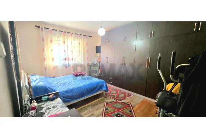 Shitet Apartament 1+1 në Kombinat