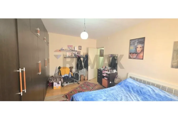 Shitet Apartament 1+1 në Kombinat