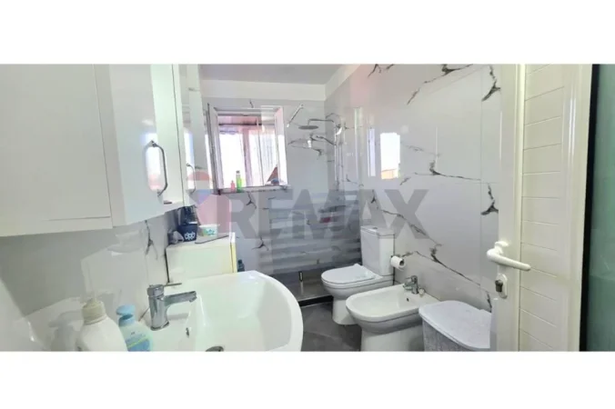 Shitet Apartament 1+1 në Kombinat