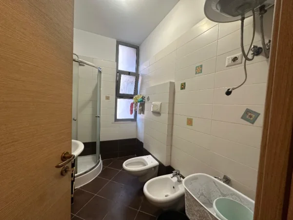Tirane, jepet me qera apartament 1+1 Kati 3, 60 m² 500 € (Tower Bridge)