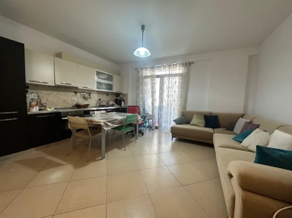 Tirane, jepet me qera apartament 1+1 Kati 3, 60 m² 500 € (Tower Bridge)