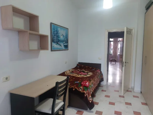 Tirane, jepet me qera apartament 3+1+Ballkon Kati 2, 100 m² 650 € (Pazari i Ri)