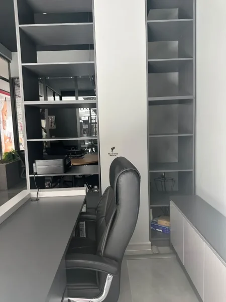 Tirane, jepet me qera zyre Kati 0, 40 m² 1.400 € (RRUGA E KAVAJES)