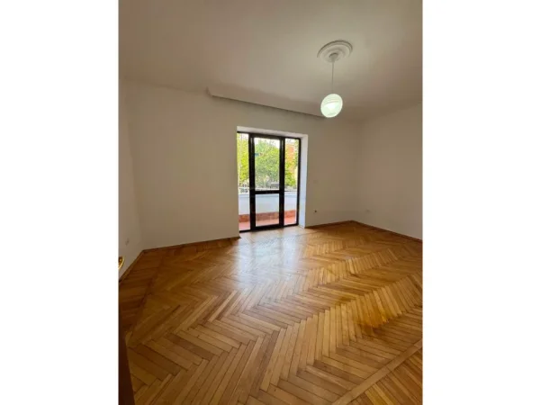 Tirane, jepet me qera zyre Kati 1, 60 m² 900 € (Rruga Myslym Shyri)