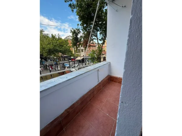 Tirane, jepet me qera zyre Kati 1, 60 m² 900 € (Rruga Myslym Shyri)
