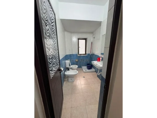 Tirane, jepet me qera zyre Kati 1, 60 m² 900 € (Rruga Myslym Shyri)