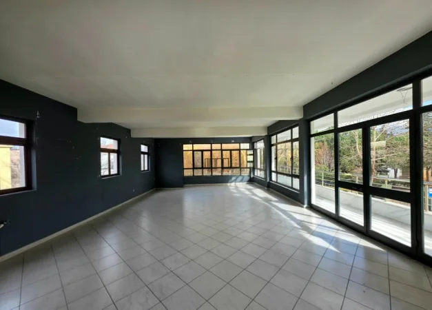 Tirane, jepet me qera ambjent biznesi Kati 1, 166 m² (laprake , spitali ushtarak)