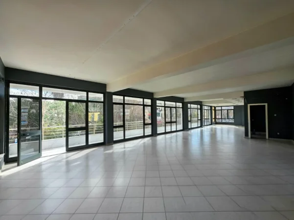 Tirane, jepet me qera bar-kafe Kati 1, 166 m² (laprake , spitali ushtarak)