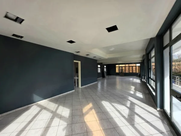 Tirane, jepet me qera bar-resorant Kati 1, 166 m² (laprake , spitali ushtarak)