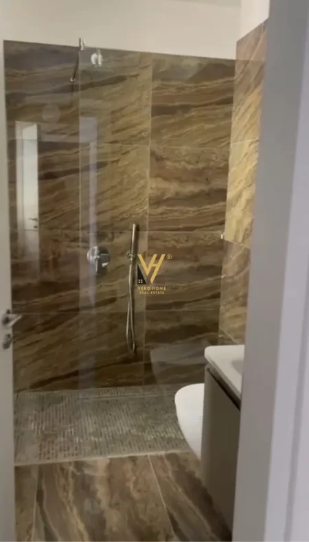 Vlore, jepet me qera apartament 2+1+Ballkon Kati 4, 135 m² 1.350 € (UJI I FTOHTE)