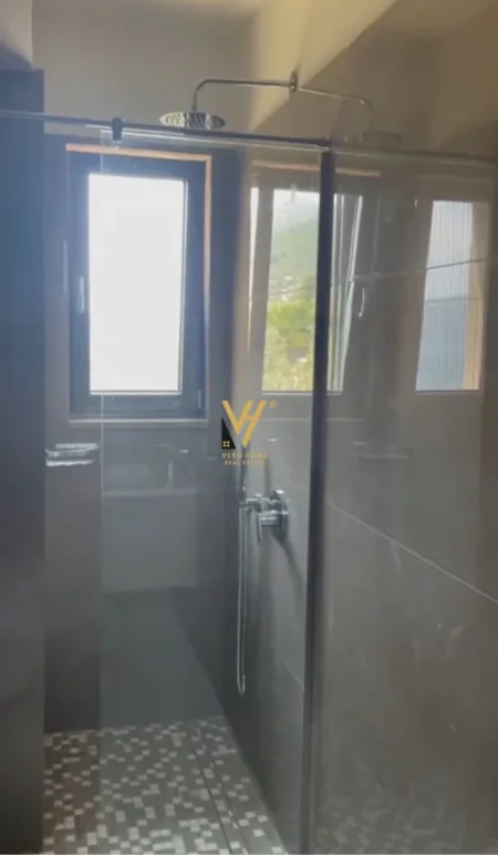 Vlore, jepet me qera apartament 2+1+Ballkon Kati 4, 135 m² 1.350 € (UJI I FTOHTE)