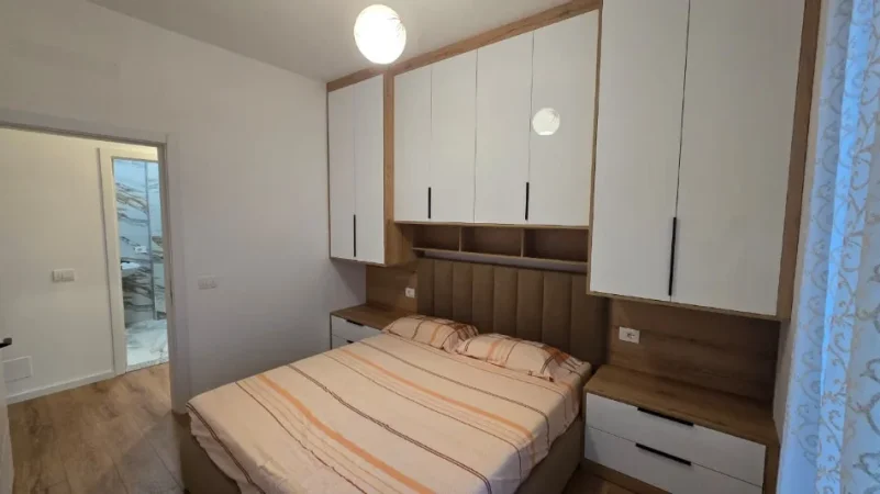 Tirane, jepet me qera apartament 1+1+Aneks+Ballkon Kati 3, 500 € (rruga 5 maji)