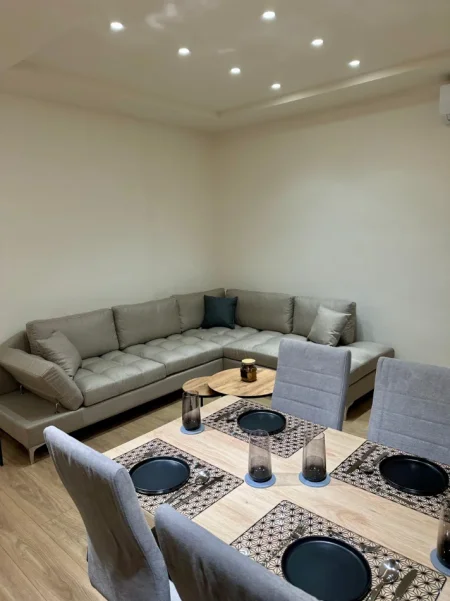 Tirane, jepet me qera apartament 2+1+Aneks+Ballkon Kati 3, 700 € (Rruga Ali demi)