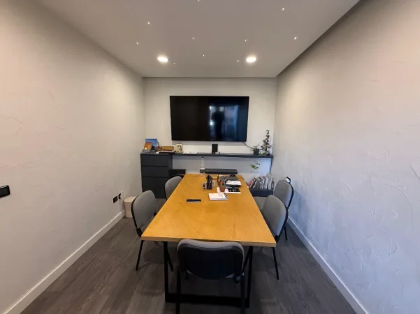 Tirane, jepet me qera zyre Kati 5, 90 m² 700 € (rruga myslym shyri , drejtoria e policise)