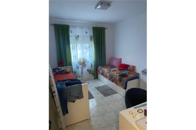Tirane, jepet me qera apartament 2+1 , 
