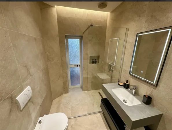 Tirane, jepet me qera apartament 2+1 Kati 3, 700 € (Bulevardi Zhan dArk)
