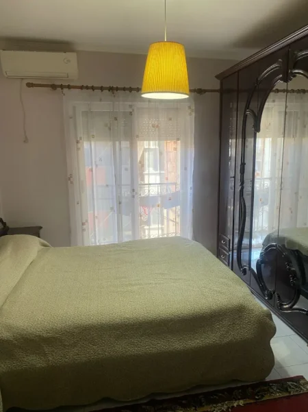 Tirane, jepet me qera apartament 1+1 Kati 3, 480 € (sheshi willson)