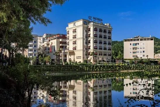 Tirane, jepet me qera apartament 2+1 Kati 2, 105 m² 900 € 