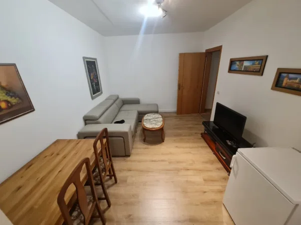 Tirane, jepet me qera apartament 1+1 Kati 3, 480 € (Rruga Myslym Shyri)