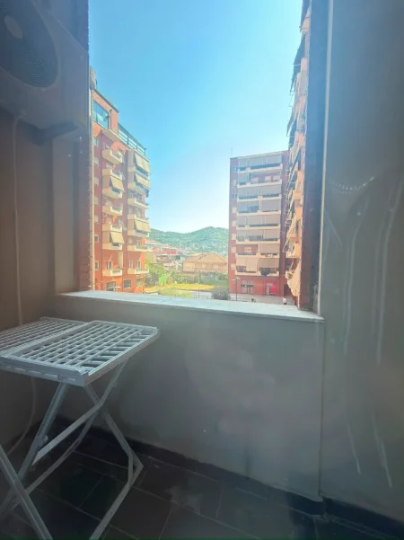 Tirane, jepet me qera apartament 1+1+Ballkon Kati 1, 60 m² 400 € (Golden Park 3 Rruga e Kavajes)