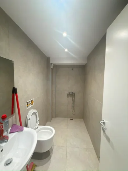 Tirane, jepet me qera apartament 1+1+Ballkon Kati 1, 60 m² 400 € (Golden Park 3 Rruga e Kavajes)