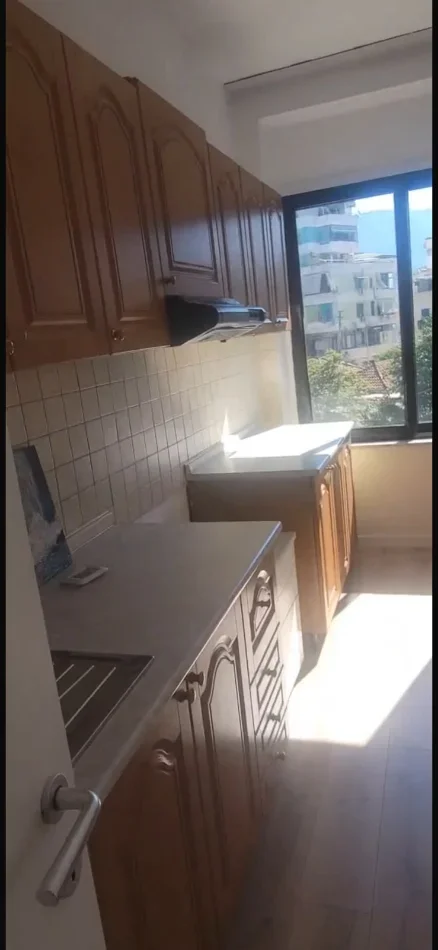 Ambient per zyra me qira ne tek rruga e Elbasanit.