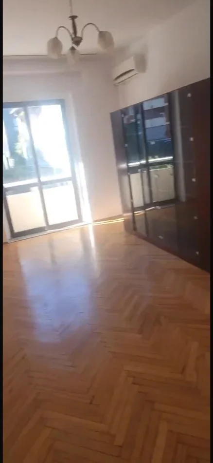 Ambient per zyra me qira ne tek rruga e Elbasanit.