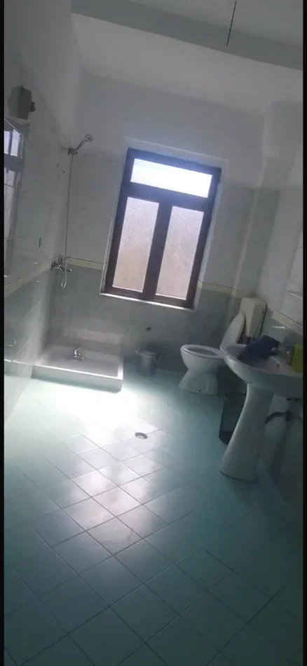 Ambient per zyra me qira ne tek rruga e Elbasanit.