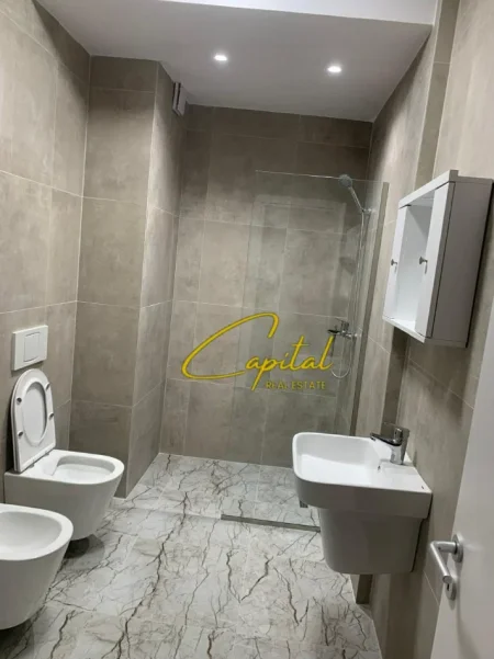 Tirane, jepet me qera apartament 1+1 Kati 5, 65 m² 450 € (LAPRAKE)