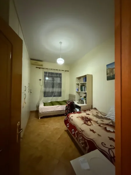 Tirane, jepet me qera apartament 3+1 , 100 m² 900 € (Shallvaret)