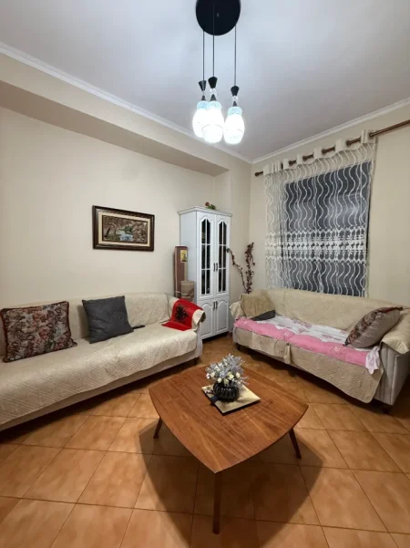 Tirane, jepet me qera apartament 3+1 , 100 m² 900 € (Shallvaret)