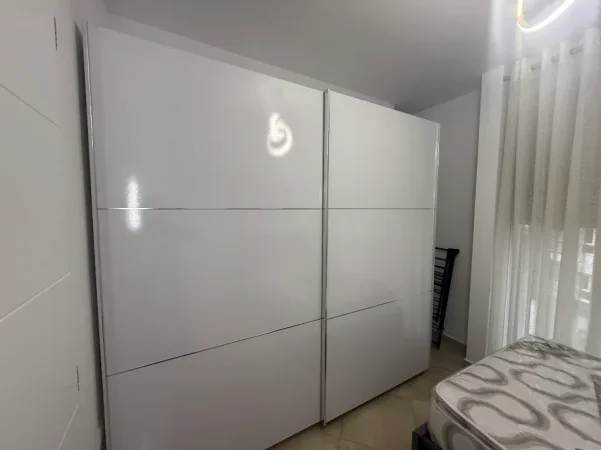 Tirane, jepet me qera apartament 2+1,Rr.Barrikadave,Kati 4, 85 m² ,80.000 lek