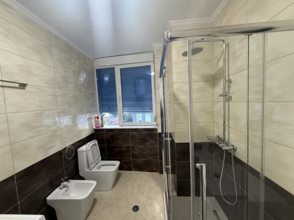 Tirane, jepet me qera apartament 2+1,Rr.Barrikadave,Kati 4, 85 m² ,80.000 lek