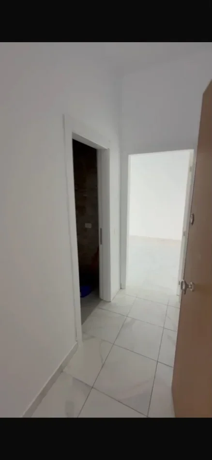 Në një nga zonat më dinamike të Tiranës, mbrapa Square 21, ofrohet me qira një ambient 3+1, ideal për kompani që kërkojnë funksionalitet, akses dhe nj