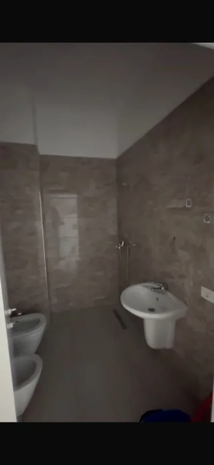 Në një nga zonat më dinamike të Tiranës, mbrapa Square 21, ofrohet me qira një ambient 3+1, ideal për kompani që kërkojnë funksionalitet, akses dhe nj