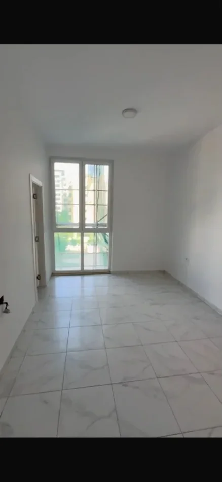 Në një nga zonat më dinamike të Tiranës, mbrapa Square 21, ofrohet me qira një ambient 3+1, ideal për kompani që kërkojnë funksionalitet, akses dhe nj