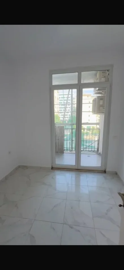 Në një nga zonat më dinamike të Tiranës, mbrapa Square 21, ofrohet me qira një ambient 3+1, ideal për kompani që kërkojnë funksionalitet, akses dhe nj