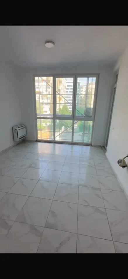 Në një nga zonat më dinamike të Tiranës, mbrapa Square 21, ofrohet me qira një ambient 3+1, ideal për kompani që kërkojnë funksionalitet, akses dhe nj