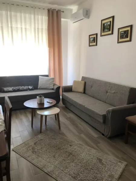 Tirane, jepet me qera apartament 1+1+Ballkon Kati 4, 70 m² 500 € (Ish fusha e Aviacionit)