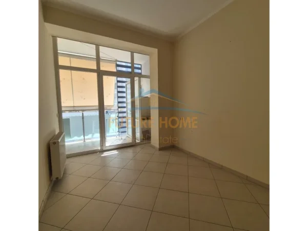 Tirane, shitet apartament 1+1 Kati 2, 72 m² 200.000 € (Komuna e Parisit)