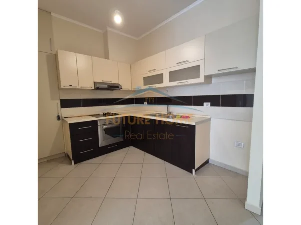 Tirane, shitet apartament 1+1 Kati 2, 72 m² 200.000 € (Komuna e Parisit)
