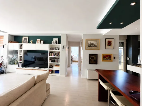Tirane, jepet me qera apartament 2+1 , 100 m² 1.000 € 