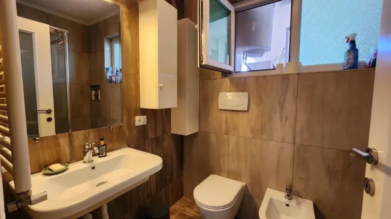 Tirane, jepet me qera apartament 2+1 , 100 m² 1.000 € 