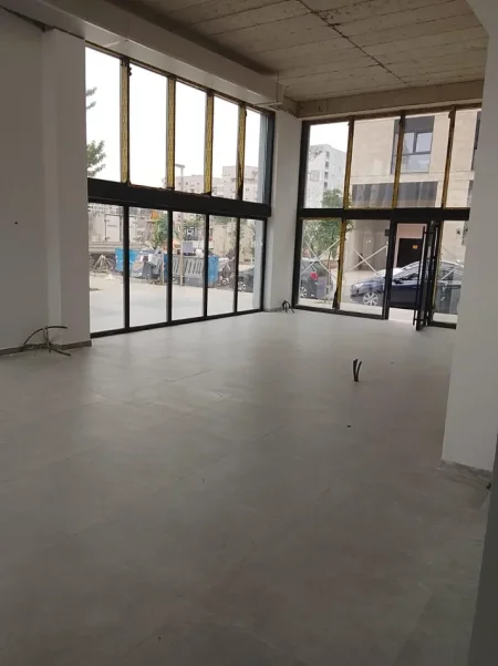 Tirane, jepet me qera ambjent biznesi Kati 0, 120 m² 1.500 € (Rruga Jordan Misja)