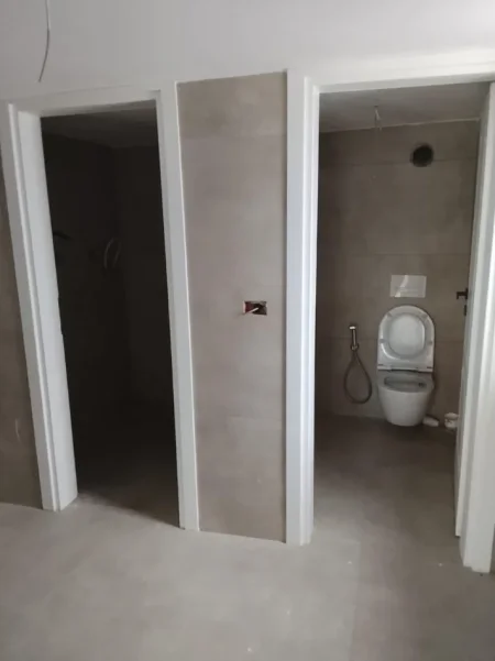 Tirane, jepet me qera ambjent biznesi Kati 0, 120 m² 1.500 € (Rruga Jordan Misja)